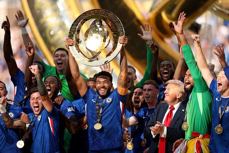 Ao lado de Trump, Chelsea ergue taça e se torna primeiro campeão da Copa do Mundo de Clubes