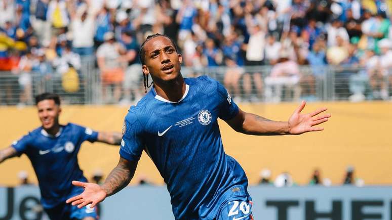 João Pedro comemorando gol contra o PSG