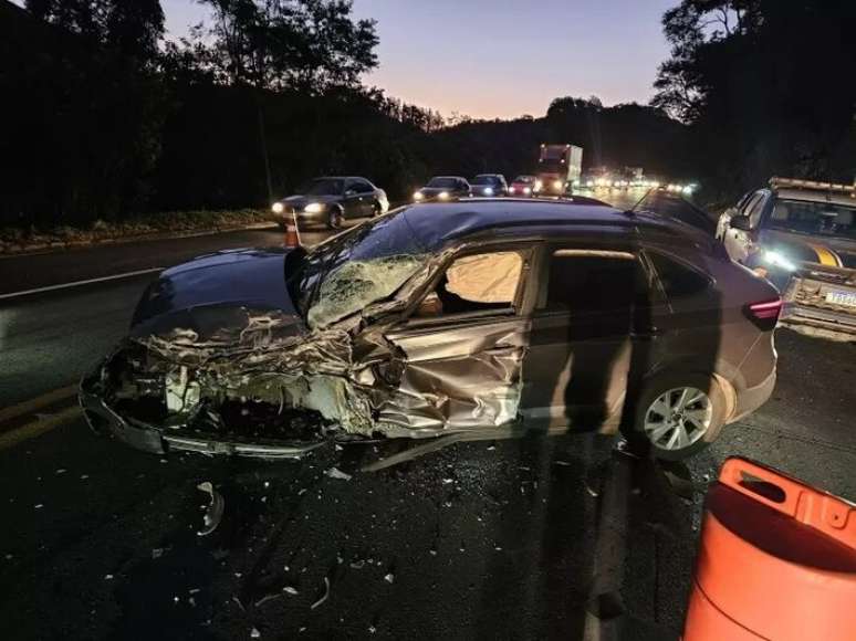 Ve&iacute;culo do cantor capotou ap&oacute;s colis&atilde;o lateral na BR-040; todos os envolvidos sa&iacute;ram sem ferimentos graves