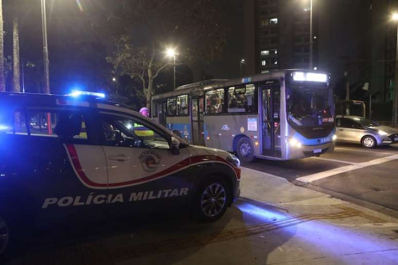 Houve refor&ccedil;o de policiamento nos terminais e corredores de &ocirc;nibus ap&oacute;s a&ccedil;&otilde;es de vandalismo. Na foto, Av. Eng. Armando de Arruda Pereira, no cruzamento com a R. Cel Lu&iacute;s de Faria e Sousa, em 4 de julho.