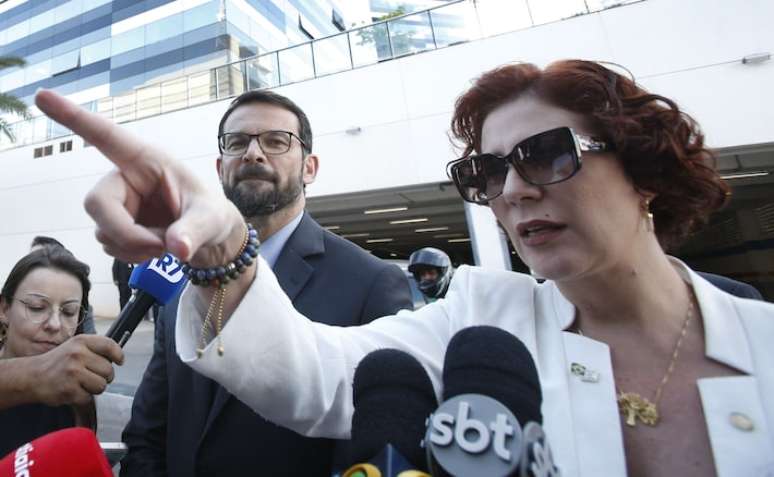 Após fuga para evitar prisão, Zambelli planeja se candidatar na Itália.