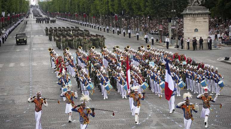 Tropas indonésias marcham na Avenida Champs-Élysées durante o desfile do Dia da Bastilha, segunda-feira, 14 de julho de 2025, em Paris. (Foto AP/Christophe Ena)