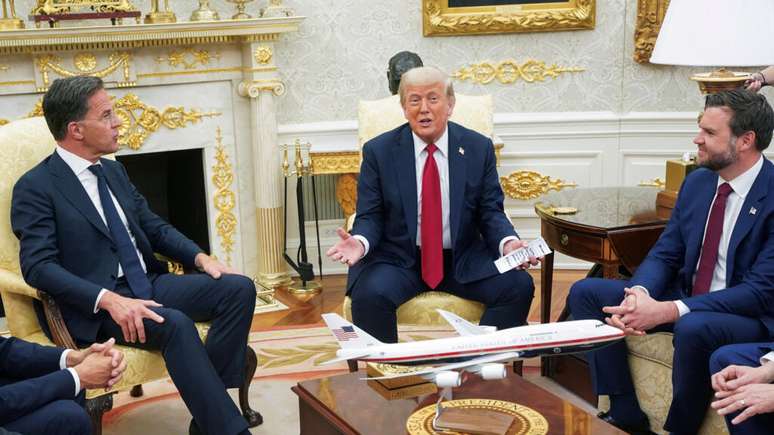 Donald Trump durante reunião com o secretário-geral da Otan, Mark Rutte (esq.) na Casa Branca, em 14 de julho de 2025.
