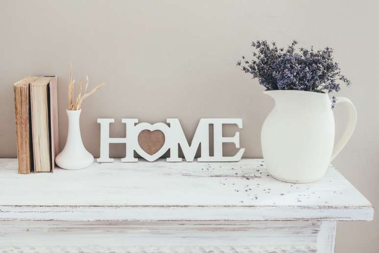 As placas com frases ou palavras têm sido elementos muito presentes na decoração dos ambientes nos últimos anos