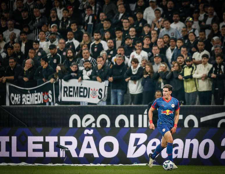 Atleta Thiago Borbas, do RB Bragantino, contra o Corinthians
