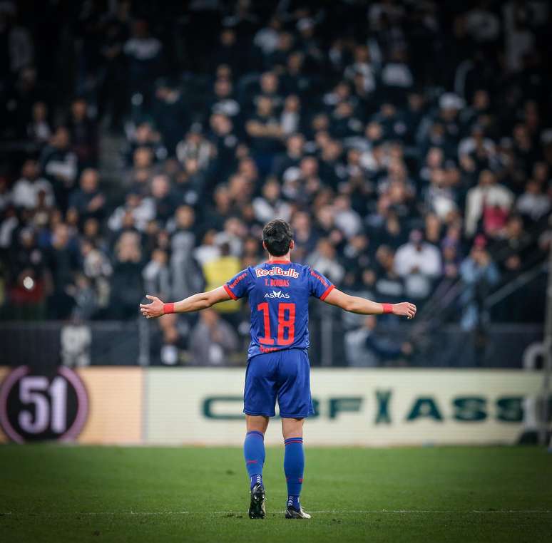 Atleta Thiago Borbas, do RB Bragantino, contra o Corinthians