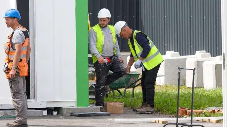 Trabalhadores no sítio de excavação da instituição Mãe e Bebê, em Tuam, Galway, onde acredita-se que quase 800 crianças e bebês foram enterrados em uma fossa coletiva. Foto tirada em 7/7/25.