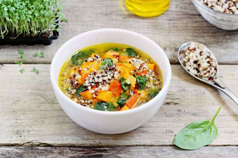 Sopa detox de abóbora com quinoa e espinafre 