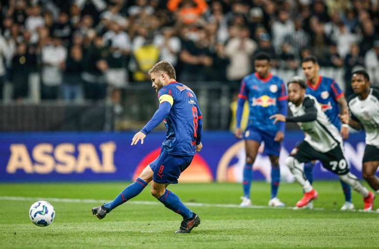 Corinthians contesta p&ecirc;nalti para o RB Bragantino no primeiro tempo do embate &ndash;