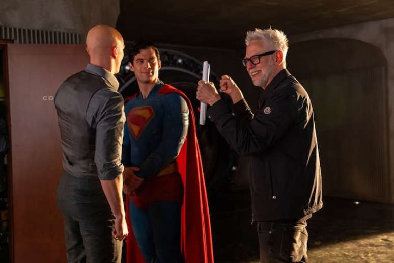 James Gunn ao lado de David Corenswet e Nicholas Hoult