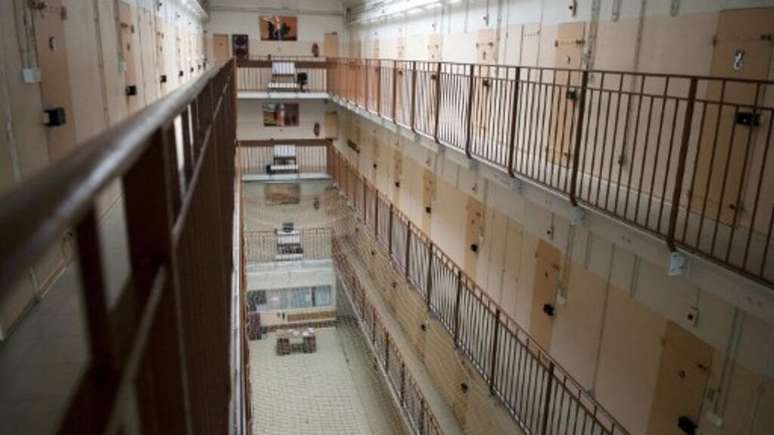 Prisoneiro foge dentro de uma sacola de roupas sujas na prisão de Lyon, mas é recapturado. Foto ilustrativa de penitenciária na França.