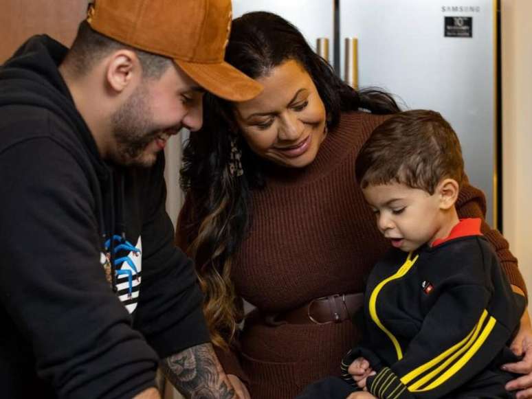 Murilo Huff com Ruth, mãe de Marília Mendonça, e seu filho (Foto: Reprodução)