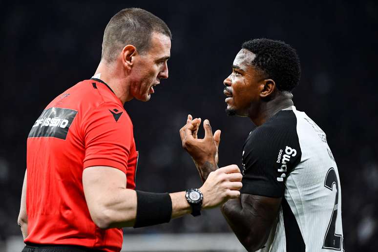 Bandeirinha Rodrigo Figueiredo Henrique Correa conversa com Caca, zagueiro do Corinthians