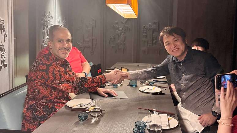 Sultan Darmaki, CEO da Red Dunes Games, e Takuma Endo, CEO da Acquire