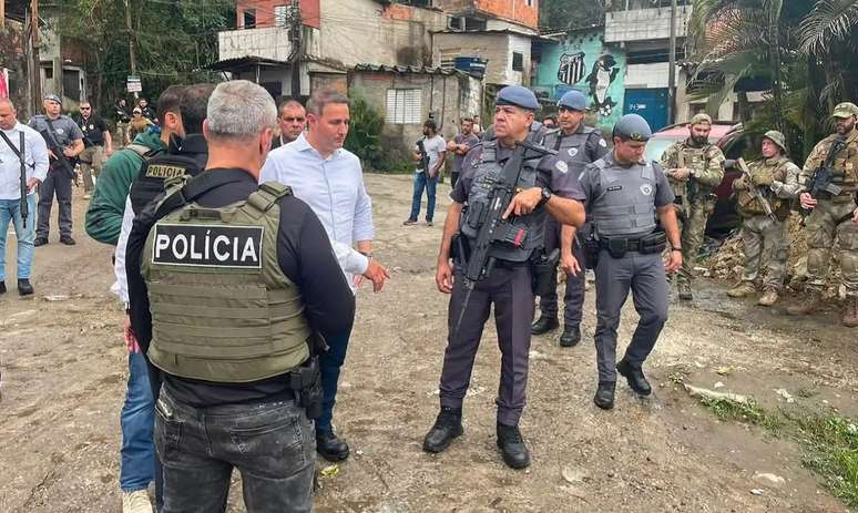 No centro da imagem, secretário de Segurança Pública Guilherme Derrite, que transferiu seu gabinete para o litoral durante Operação Verão.