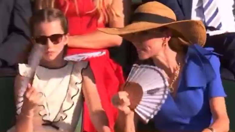 Princesa Charlotte viraliza após 'imitar' Kate Middleton na final de Wimbledon