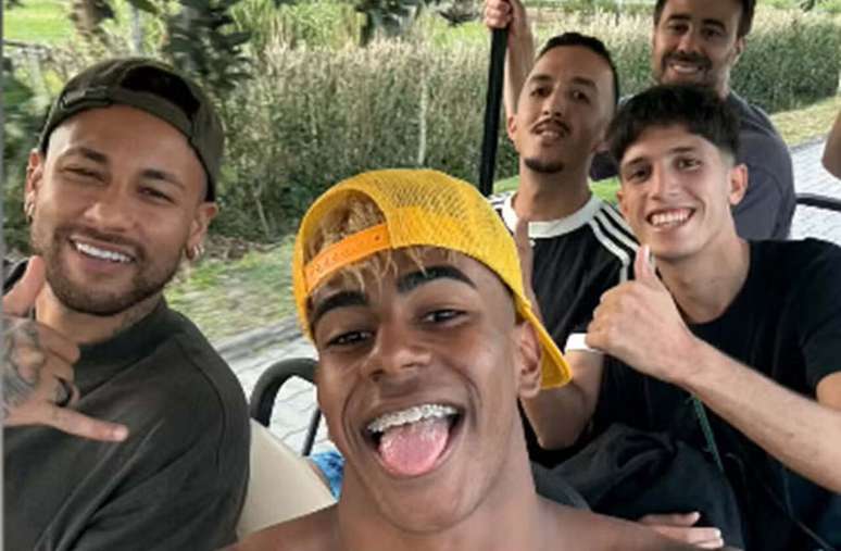 Lamine Yamal tamb&eacute;m aproveitou as f&eacute;rias para curtir com Neymar &mdash;