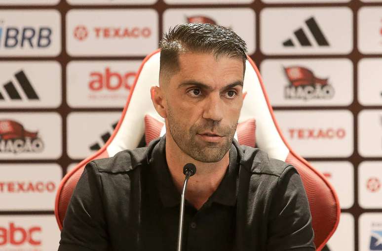 Alfredo Almeida, durante a apresentação no Flamengo. Fotos: Gilvan de Souza/Flamengo