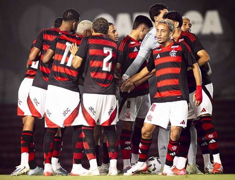 Matheus Gonçalves (de frente na foto) deixou o time principal para ajudar o sub-20 do Fla contra o Atlético-MG.