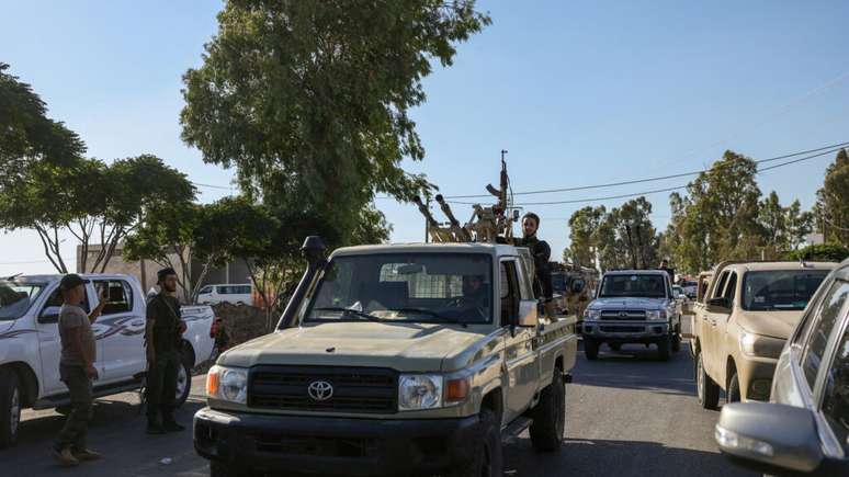 Integrantes das forças de segurança síria patrulham uma estrada perto da cidade drusa de Suweida no dia 14 de julho de 2025.