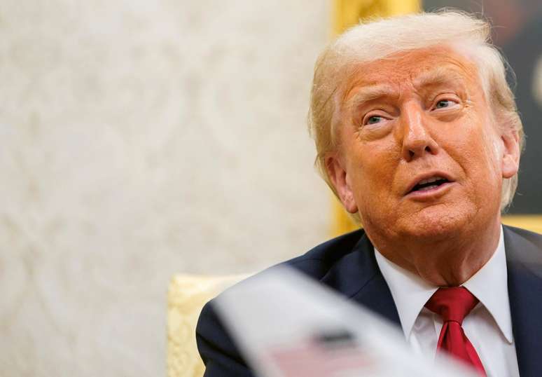 Trump parece preferir conversas improvisadas por telefone a uma entrevista formal