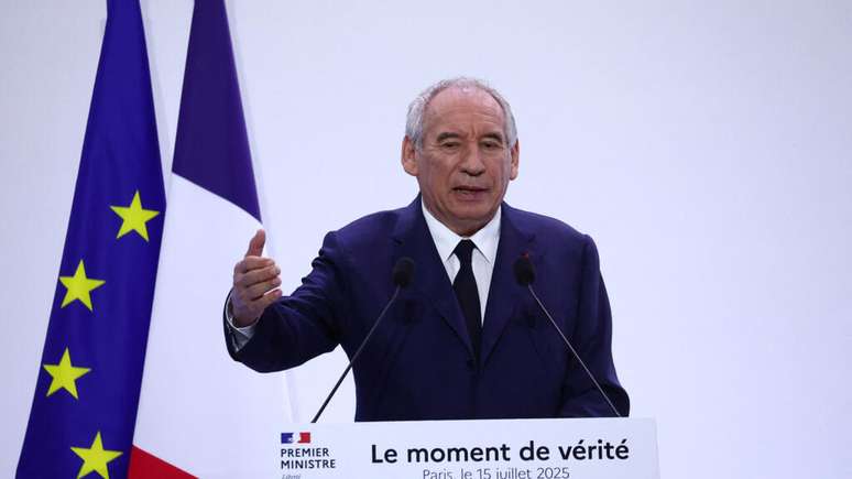 O primeiro-ministro francês, François Bayrou, gesticula enquanto fala durante uma coletiva de imprensa para apresentar um importante plano de recuperação das finanças públicas, delineando suas primeiras orientações orçamentárias para 2026, em Paris, França, em 15 de julho de 2025.