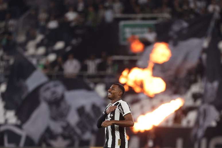 Cuiabano comemorando seu gol na goleada contra o Internacional 