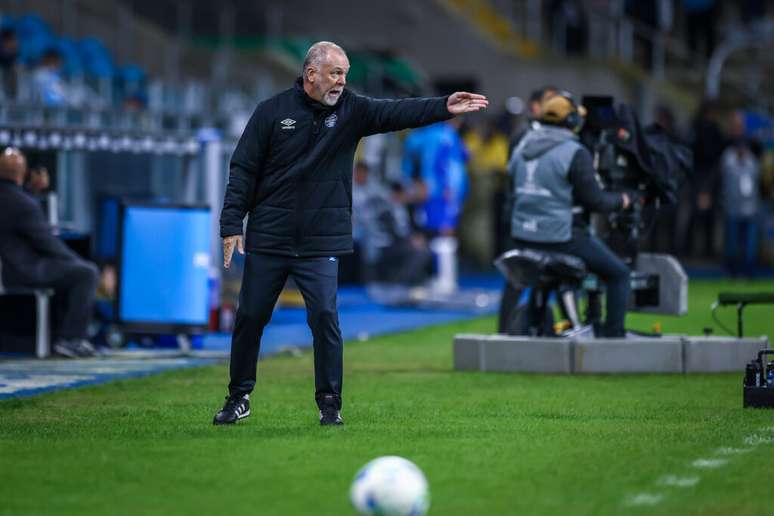 Mano Menezes em partida do Grêmio 
