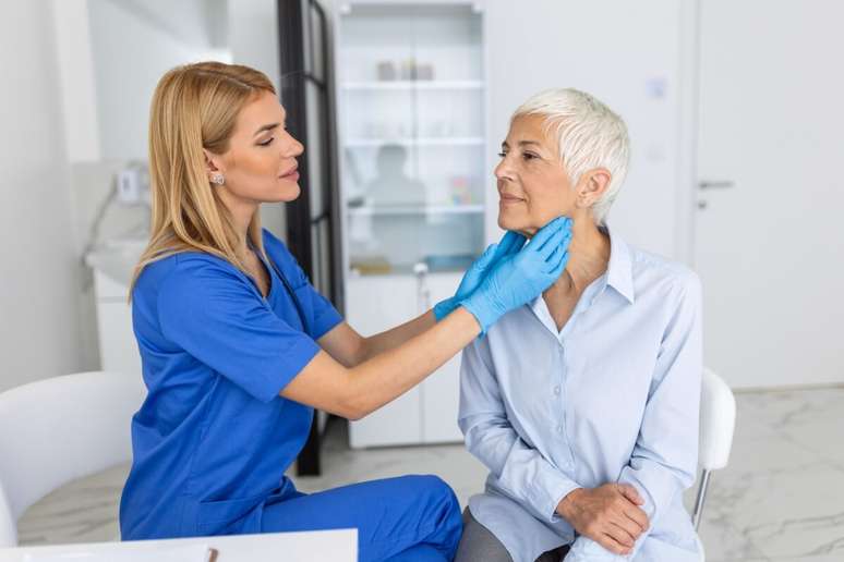 N&oacute;dulos no pesco&ccedil;o, dificuldade para engolir e dor de ouvido podem indicar c&acirc;ncer de faringe e necessidade de orienta&ccedil;&atilde;o m&eacute;dica 