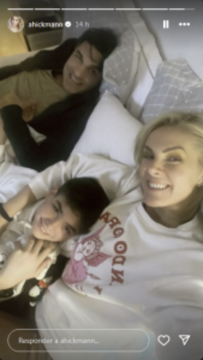 Ana Hickmann junto ao marido, Edu Guedes, e o filho, Alezinho