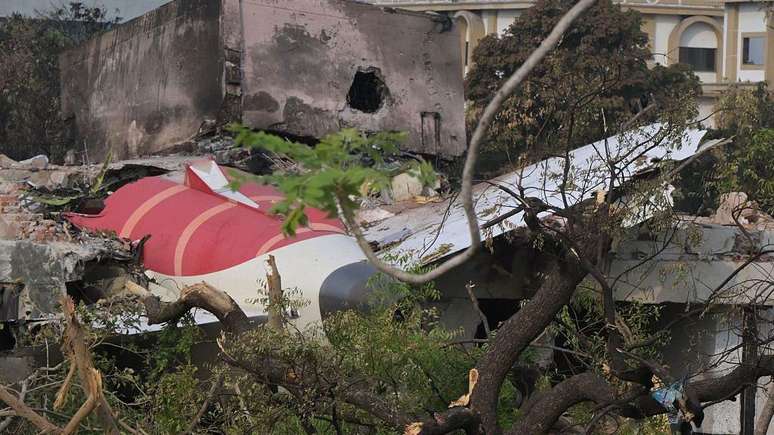 O voo, com destino a Londres, ficou no ar por menos de 40 segundos antes de cair