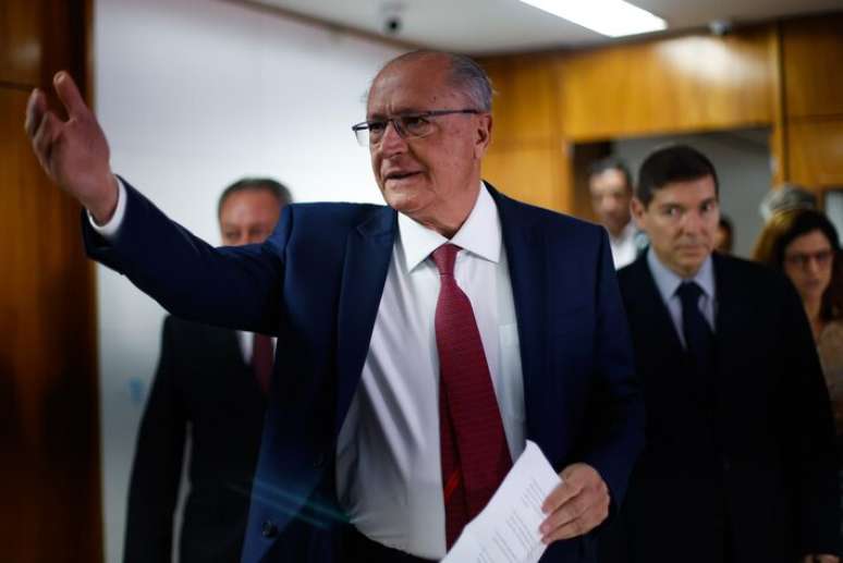 O vice-presidente e ministro Geraldo Alckmin, entre o presidente da CNI, Ricardo Alban (esq.), e o da Fiesp, Josué Gomes, no encontro desta terça-feira, 15, para discutir tarifaço de Trump