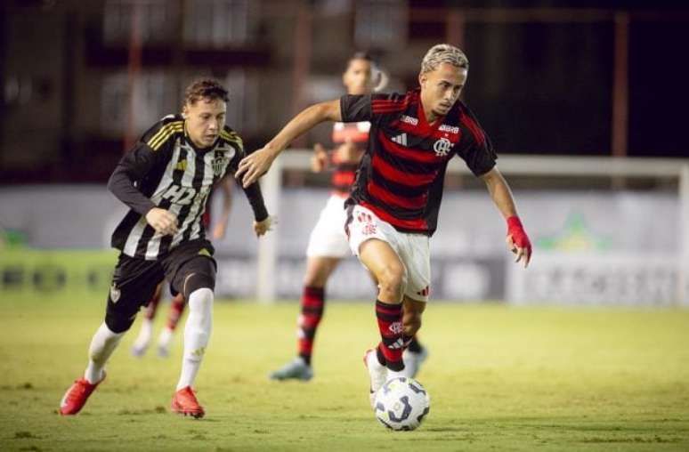 Matheus Gonçalves (de frente na foto) deixou o time principal para ajudar o sub-20 do Fla contra o Atlético-MG.