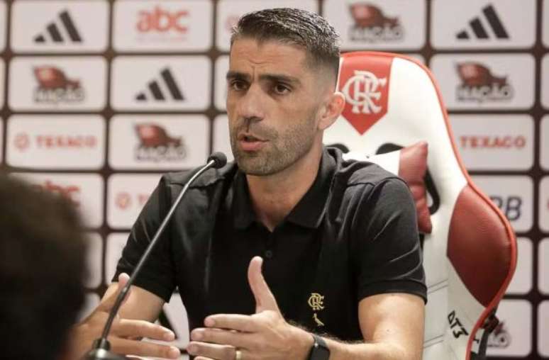 Alfredo Almeida, durante a apresentação no Flamengo. Fotos: Gilvan de Souza/Flamengo