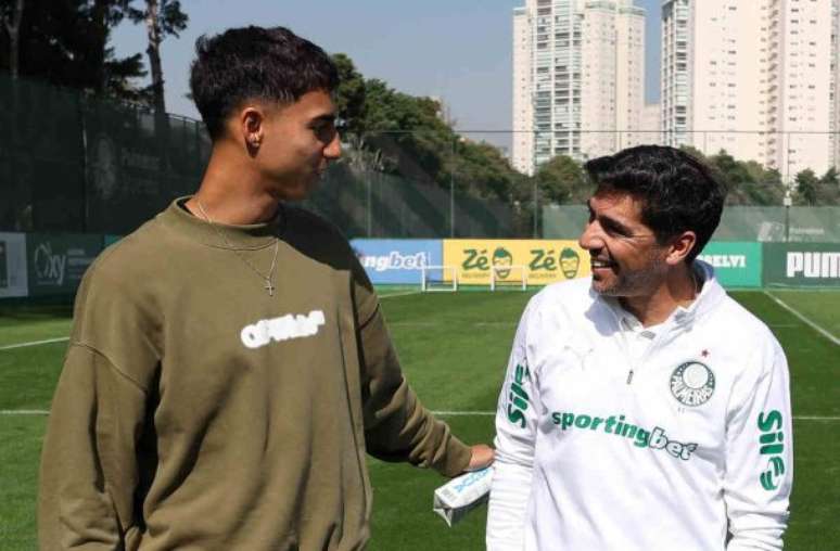 Ex-jogador do Palmeiras, Vitor Reis fez uma visita à Academia de Futebol –