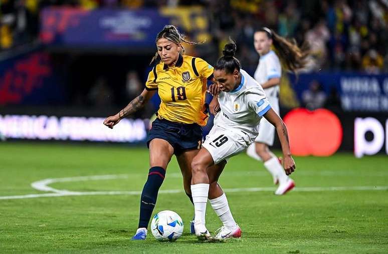 Uruguai  (de branco) e Equador empoataram na estreia. Mas agora enfrentarão Argentina e Peru, respectivamente, nesta terça-feira.