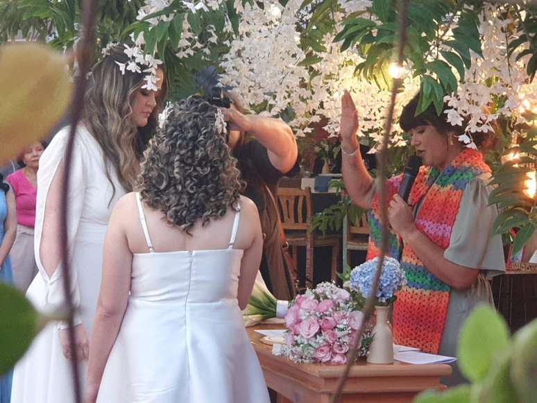 Camila Valentim fazendo a cerim&ocirc;nia de um casal homoafetivo