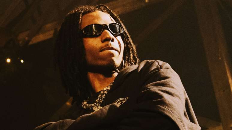 Rapper FYE durante o show do álbum DRLE -