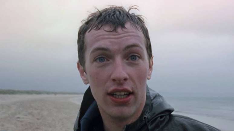 Chris Martin, do Coldplay, no clipe de 'Yellow' -
