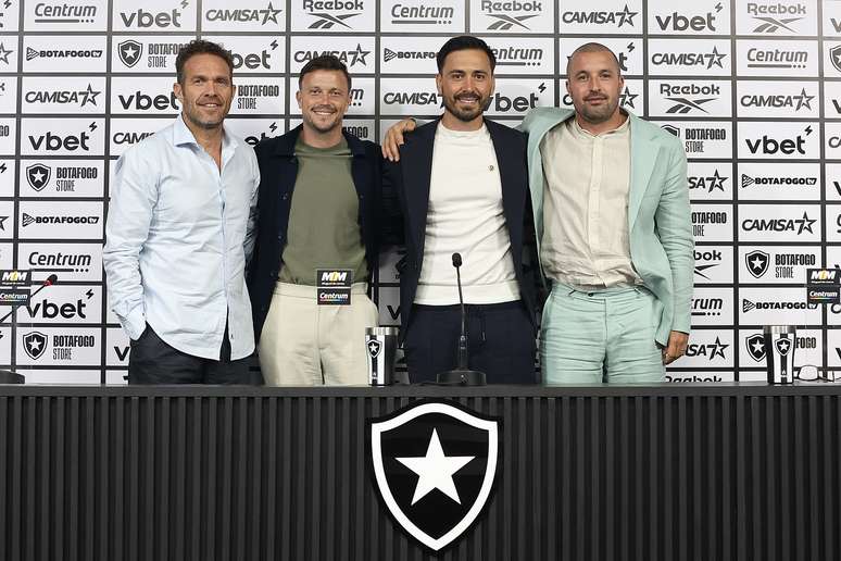 Davide Ancelotti (centro) com sua comiss&atilde;o t&eacute;cnica (