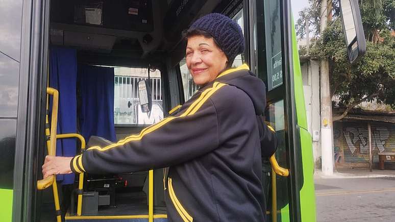 Maria de Fátima Silva, 67 anos, usa o ônibus para voltar para casa dos exercícios no parque. Ela vem a pé porque na descida o joelho ajuda.