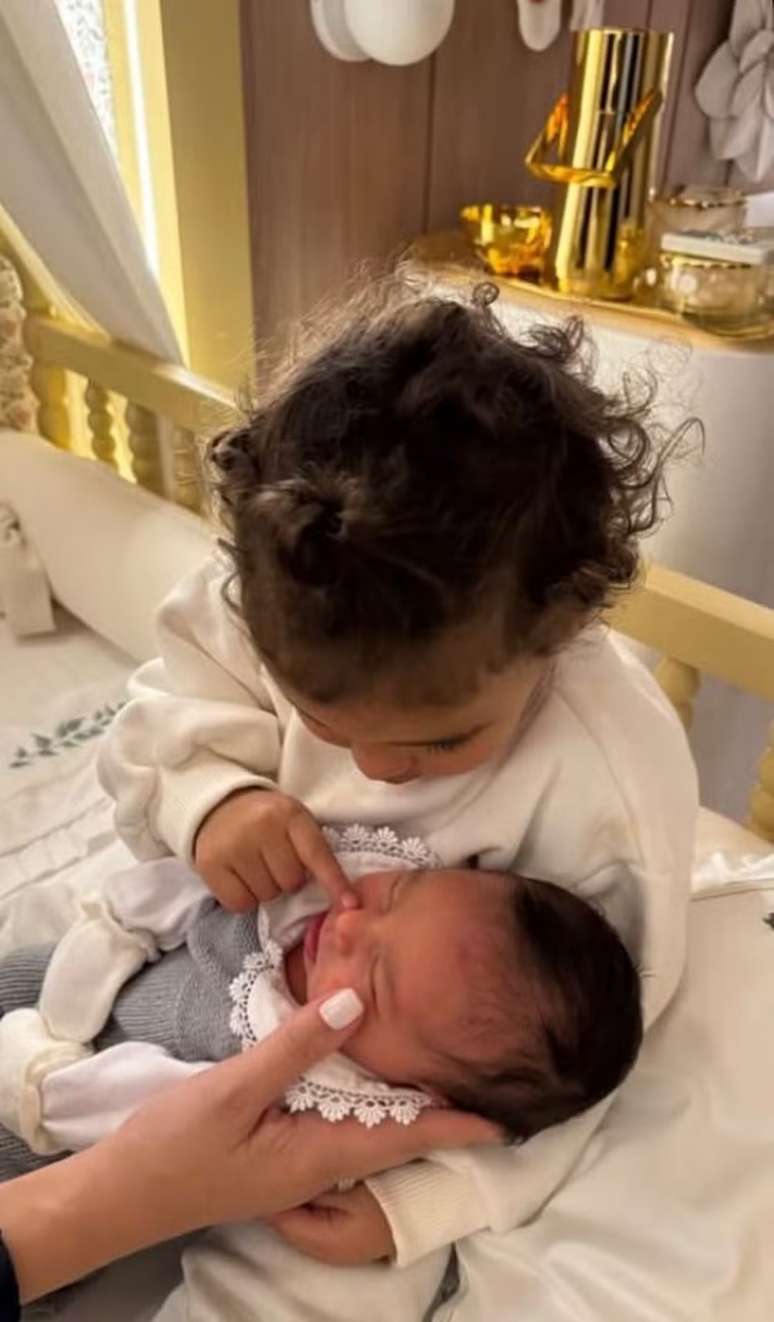 Mavie Enchants making affection in the youngest sister, Honey Mavie Enchants making affection in the youngest sister, Honey