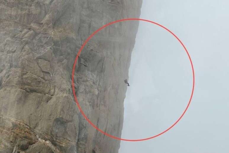 Montanhista ficou suspenso no ar por apenas uma corda