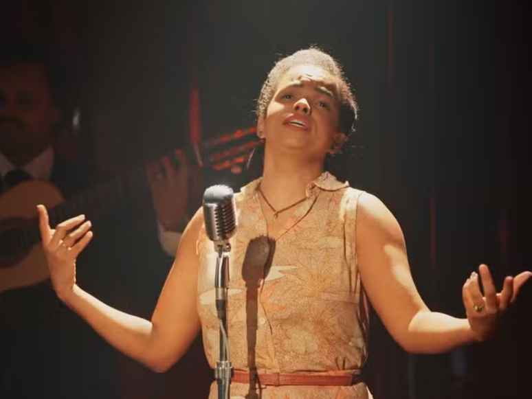 Fingers realizes a dream of singing on stage, in this better world!