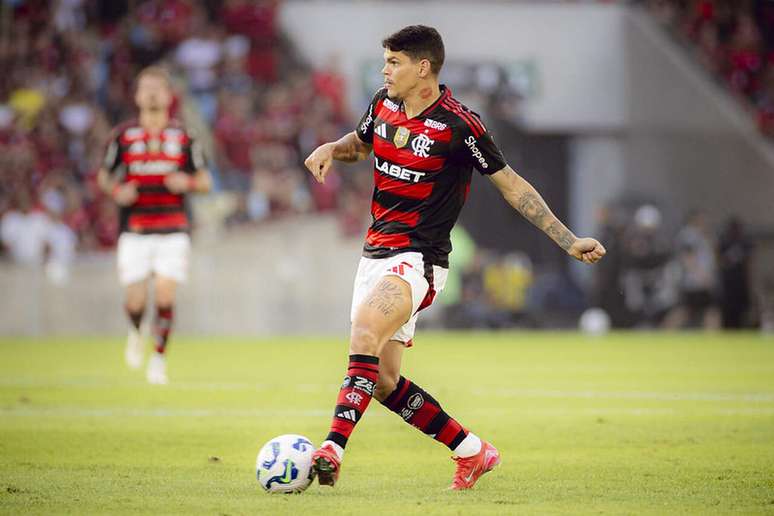 Ayrton Lucas antes de se lesionar pelo Flamengo –