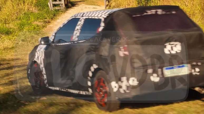 Nova geração do Hyundai HB20 flagrada em testes no Brasil