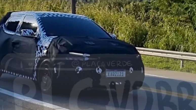 Nova geração do Hyundai HB20 flagrada em testes no Brasil
