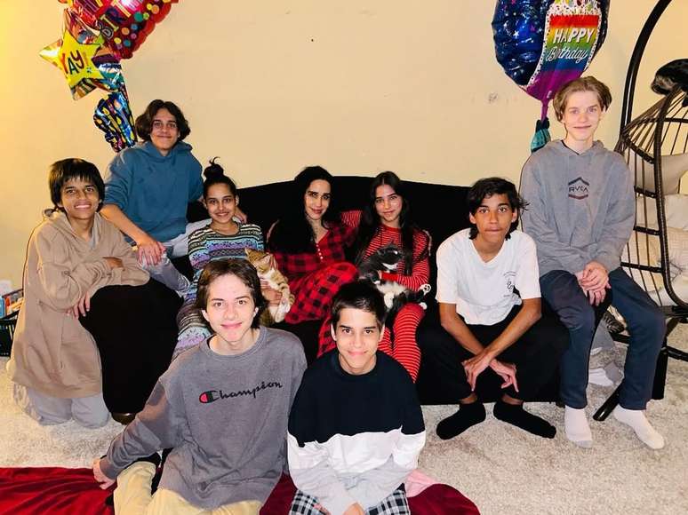 Natalie Suleman em publicação ao lado dos gêmeos óctuplos