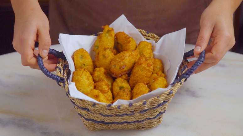 Agora você pode fazer em casa um bolinho de couve-flor bem dourado, gostoso e fofinho!
