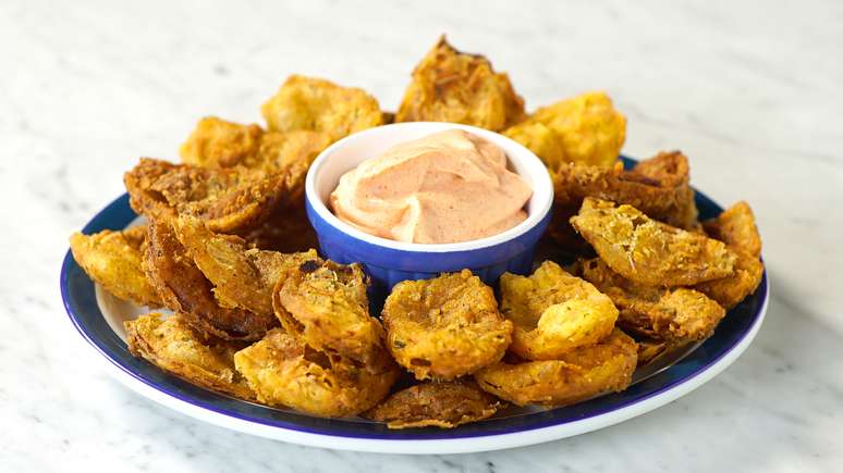 Essas pétalas de cebola empanadas são o aperitivo perfeito para aquele encontro com os amigos!